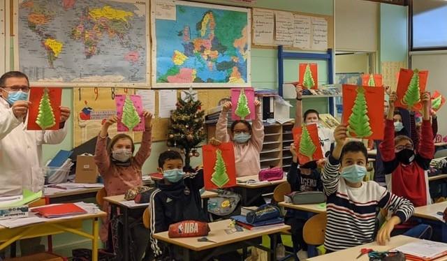 Des sapins de Noël faits par une classe d'Ashima