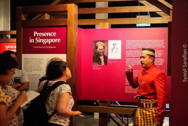  Sarafian Salleh au sein de l'exposition au MHC, devant 2 éminents sultans de Malaisie