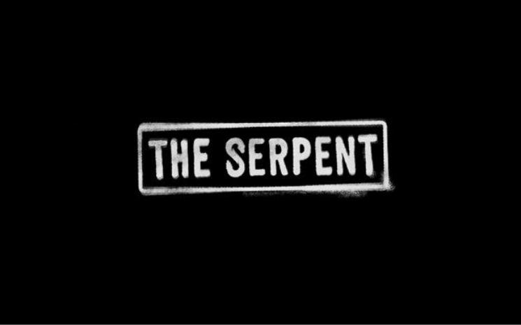 Titre de la série The Serpent sur fond noir