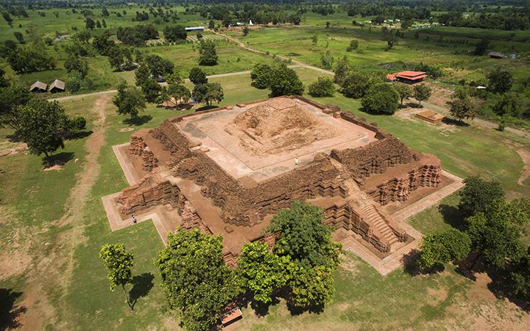 Vue aerienne de la pyramide de Si Thep site du Nord-est de la Thailande classe au patrimoine mondial de l'Unesco