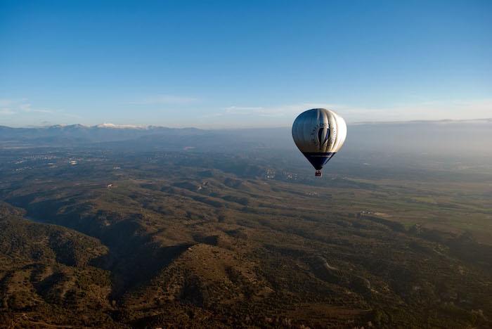 Une montgolfier dans le ciel