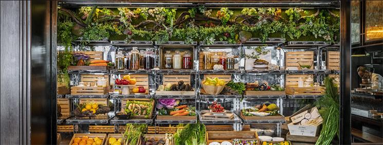 Vue des etageres a legumes dans le restaurant Vie Hotel