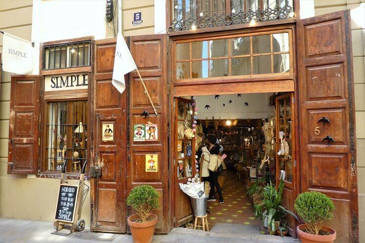 La boutique Simple située derrière la Lonja de la Seda de Valencia