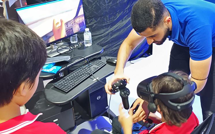 Un eleve du Lycee Francais de Bangkok experimente le simulateur de vol Airbus