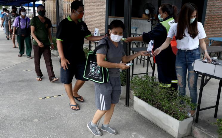 Nourriture gratuite aux pauvres durant le coronavirus en thailande