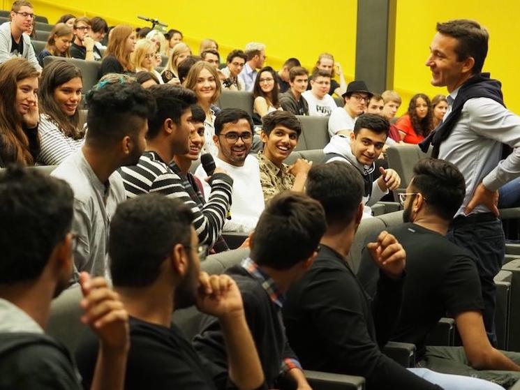 Stephane André debout devant ses étudiants