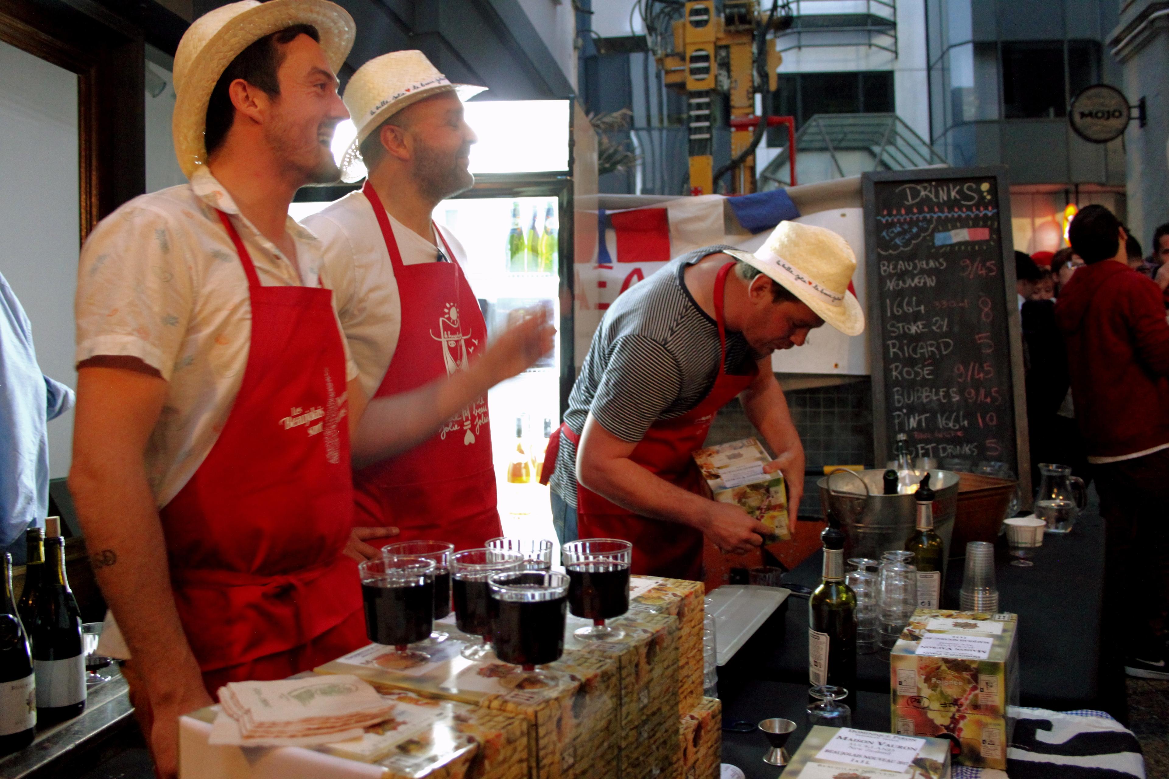 L'équipe du Chef sert le Beaujolais Nouveau