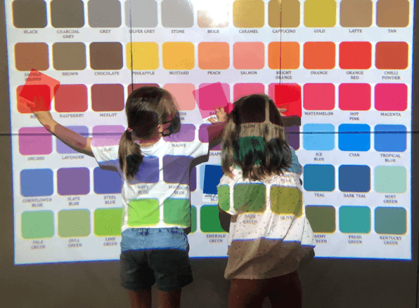 enfants qui jouent avec les couleurs