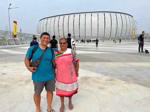 Glenn et Naomie Hnaissilin venus de Nouvelle-Calédonie pour supporter leur fils milieu de terrain de l'équipe calédonienne.