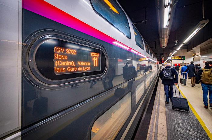 un train tav sur la quai