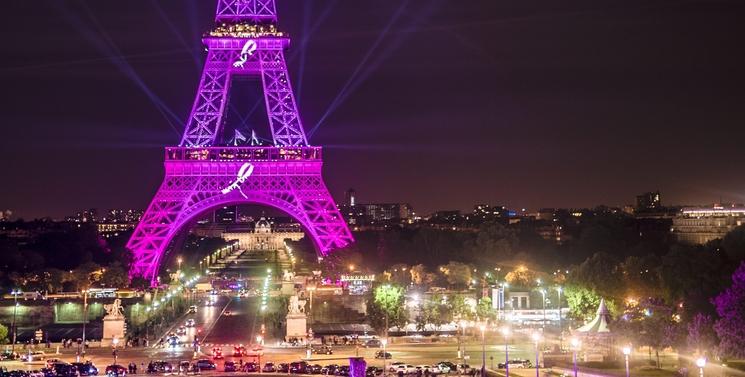 La tour eiffel se pare de rose comme chaque année pour la lutte contre le cander du sein