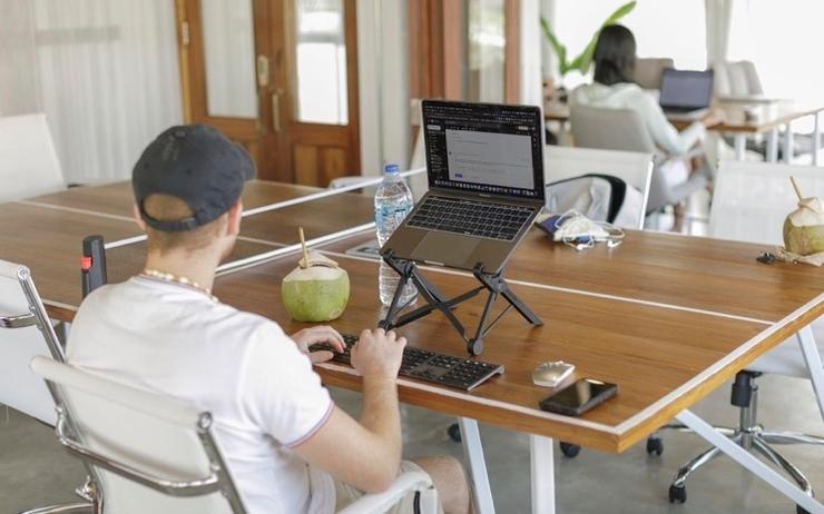 Un nomade digital dans un cafe Internet a Chiang Mai