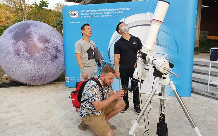 Un Francais  observe Jupiter au telescope a Bangkok