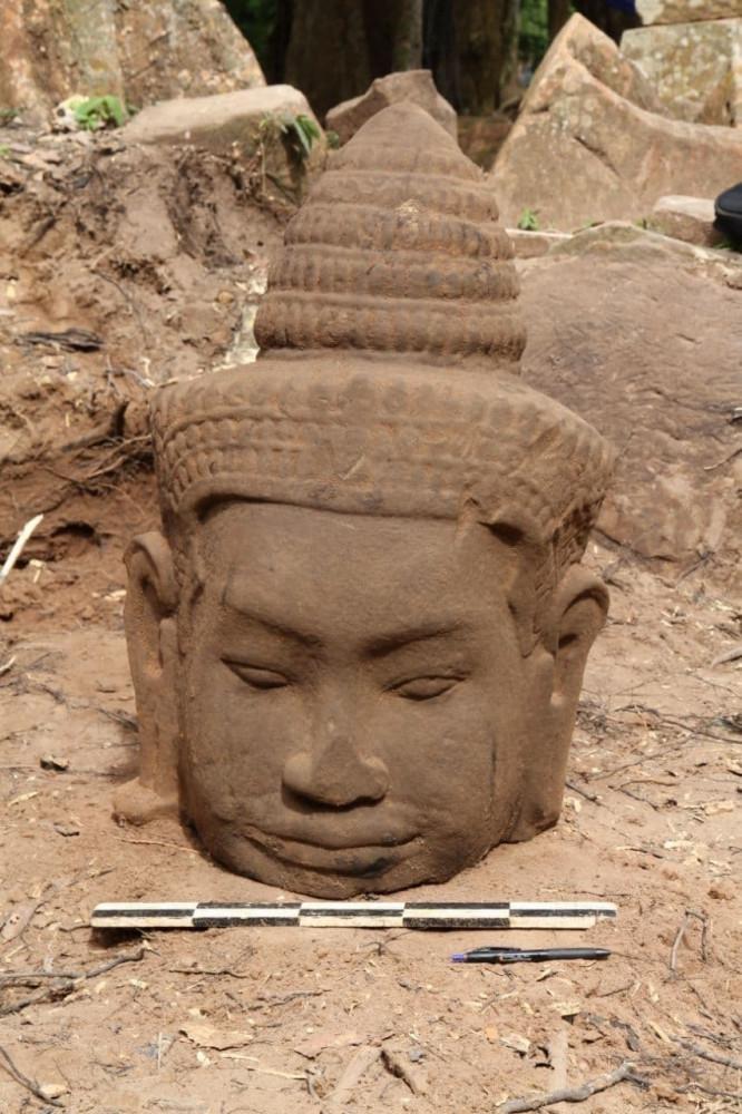 Tete de deva retrouvée à Angkor Thom AKP 