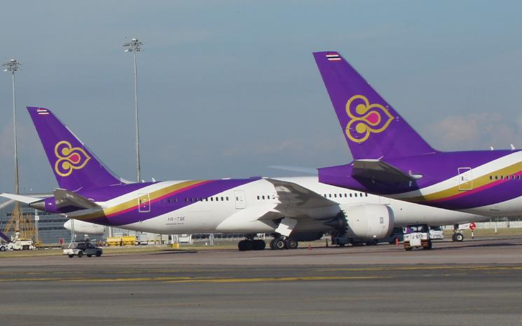 Des avions de la compagnie thailandaise Thai Airways sur le tarmac de l'aeroport Suvarnabhumi de Bangkok