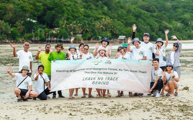 Photo de groupe lors de la campagne de l'Office du Tourisme de Thailande "The One for Nature" pour un tourisme ecoresponsable