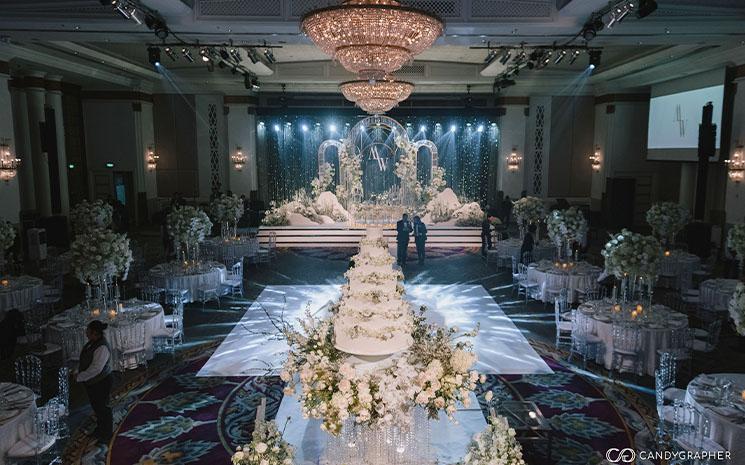 Vue d'une salle de bal de l'hotel Athenee Bangkok preparee pour un mariage