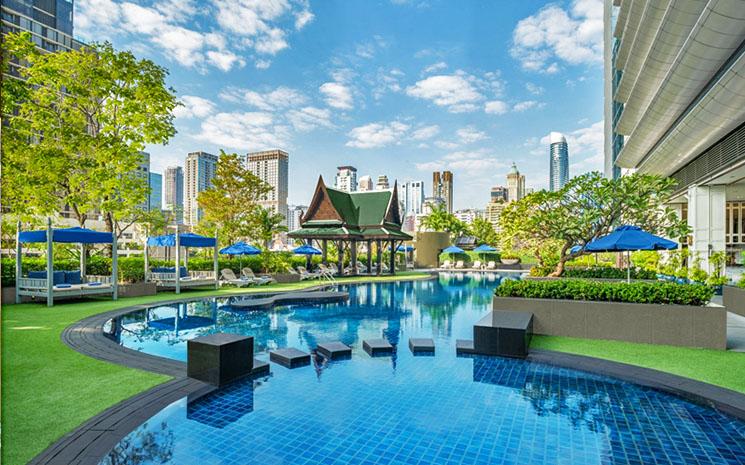 Vue de la piscine de l'hotel Athenee Bangkok citee parmi les plus belles pisicne d'hotel au monde par la magazine Forbes