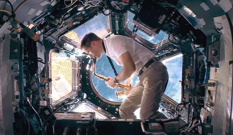 Thomas Pesquet joue quelques notes de la Marseillaise au saxophone depuis l'ISS.