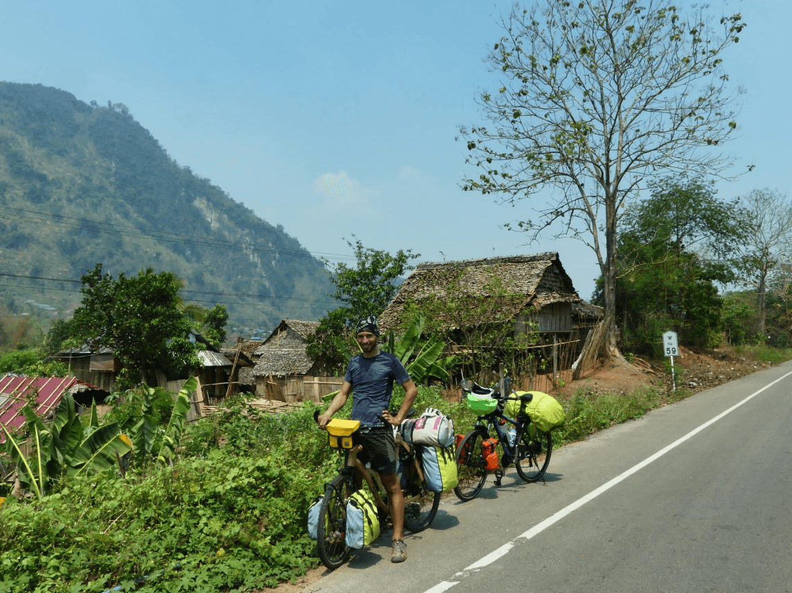 Tony Morvant en Thaïlande le long de la frontière du Myanmar. Crédits : Au Bambou de mes rêves/Facebook page