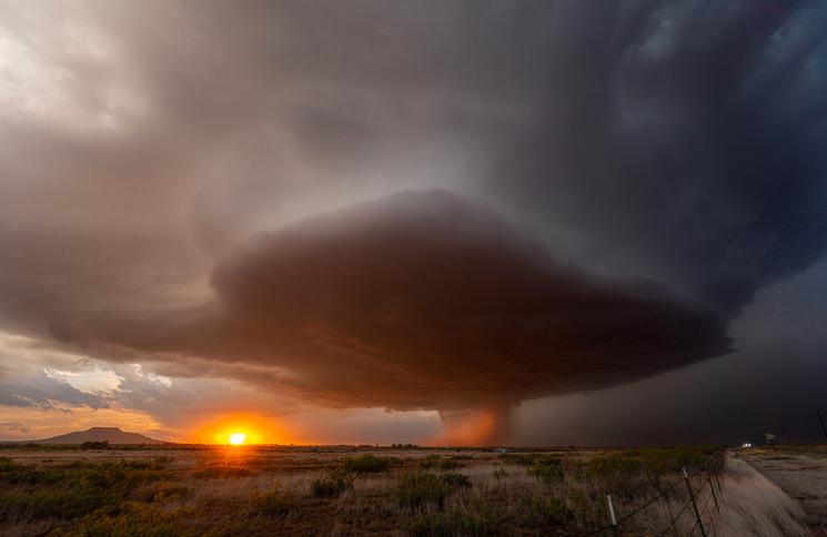 Tornade prise par Christophe Asselin au coucher de soleil