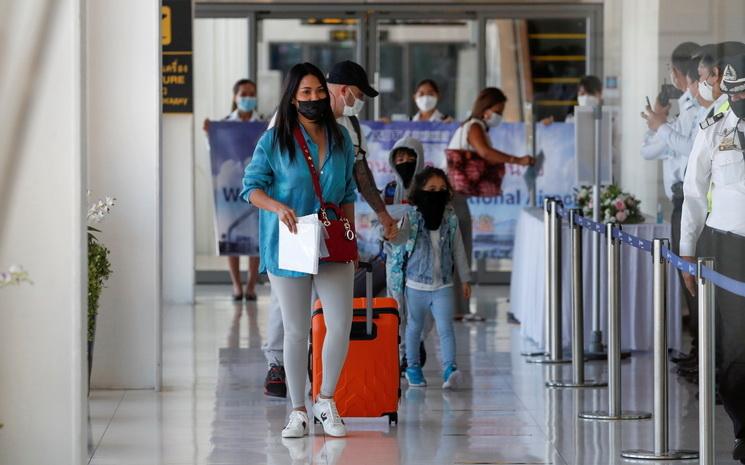 Premiers touristes de la "Phuket sandbox" arrivants a l'aeroport