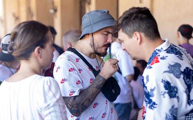 Des etrangers visitent la cannabis cup de Phuket