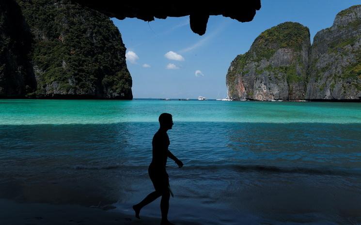 La plage de Maya Bay en Thailande avec les bateaux amares au loin