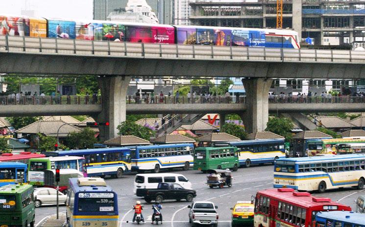 Victory Monument a Bangkok avec divers moyens de transports