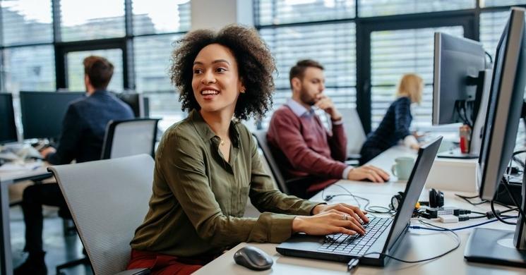 Une femme travaillant dans un call centre