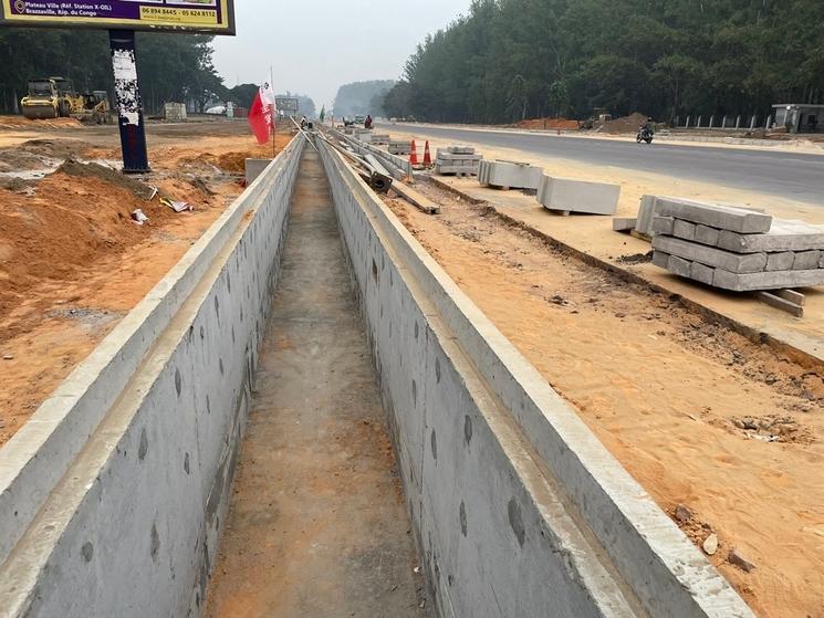 Avenue en travaux à Brazzaville République du Congo