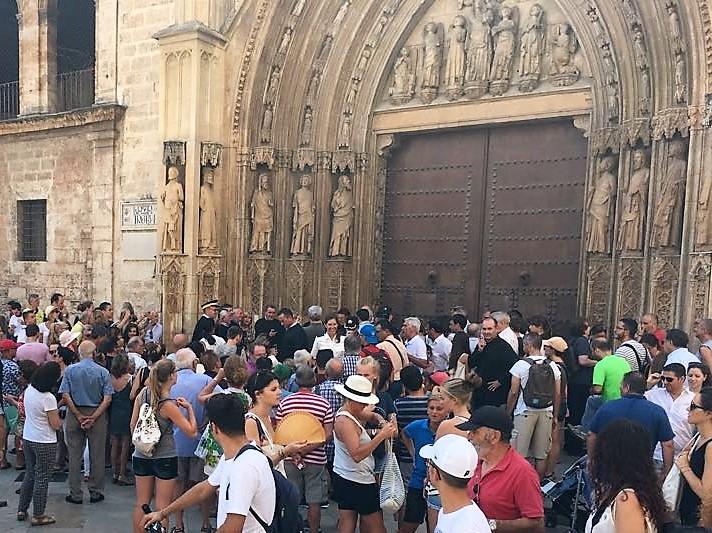 Une foule importante se masse chaque jeudi devant les portes