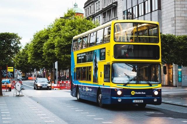 Un bus dans une avenue à Dublin