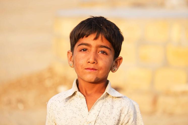 un enfant nomade en Inde, près de Jaisalmer 