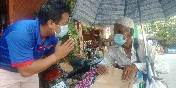 Un jeune homme cambodgien marque son respect à un ancien