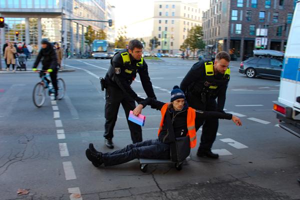 Une fois décollé, la police procède à leur arrestation ©Laura Dubois