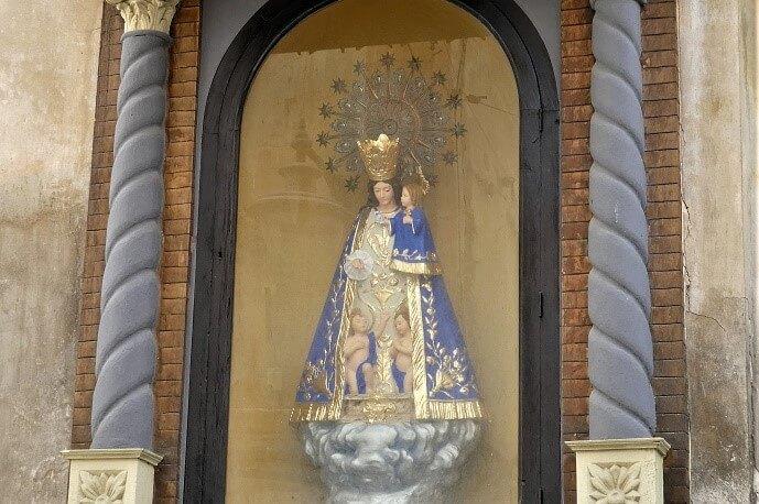 Une représentation de la Virgen de los Desamparados dans les rues de Xativa