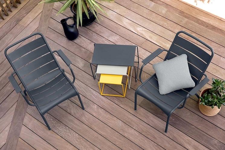 Une terrasse en bois avec du joli mobilier Fermob gamme Luxembourg