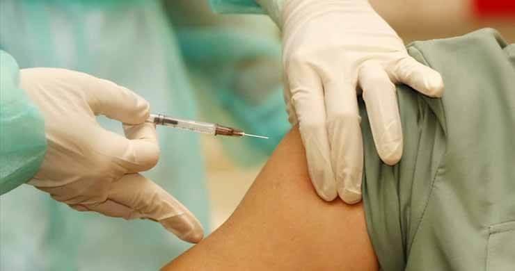 Injection d'un vaccin dans un bras