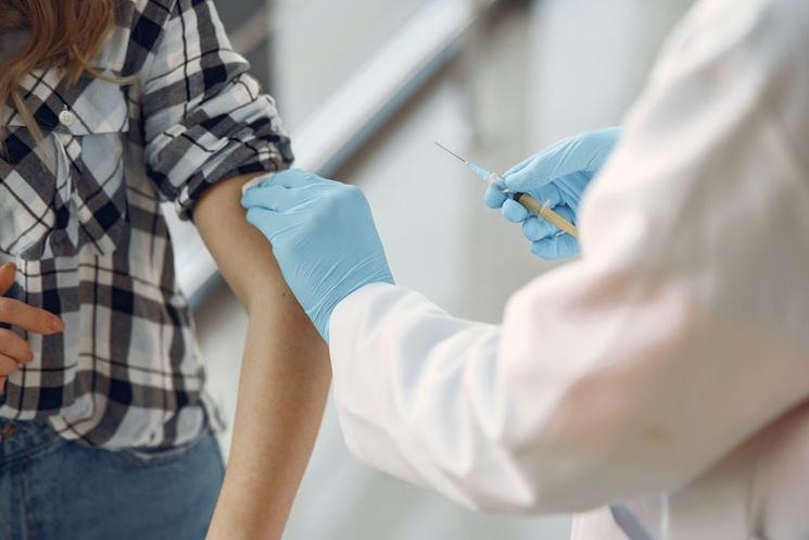 Personne qui se fait vacciner contre le Covid-19