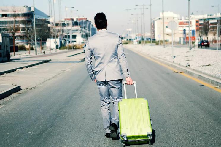 Photo d'un homme avec une valise