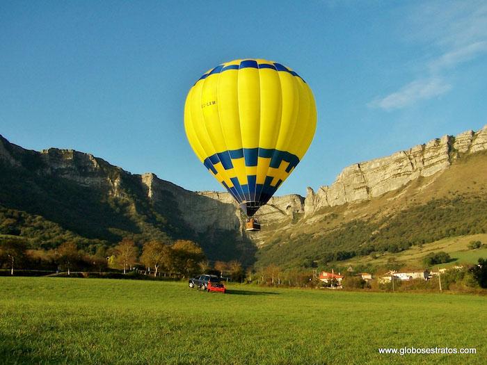 une mongolfiere s'envole