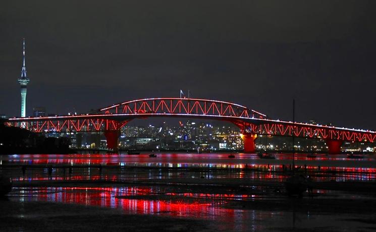 vector light auckland harbour bridge