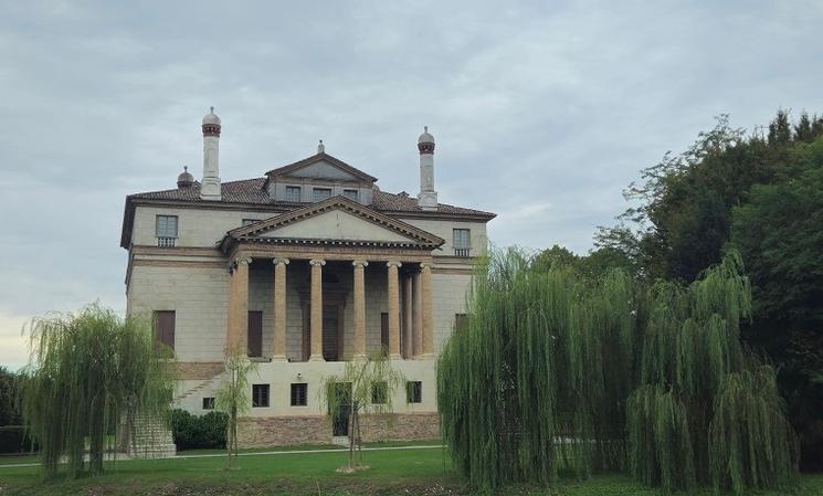 façade de la Villa Foscari devant le canal