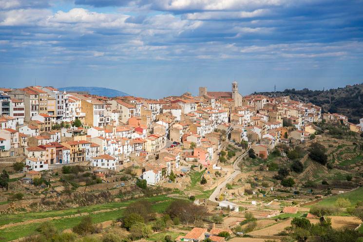 des maisons blanches avec des tuiles oranges et une église