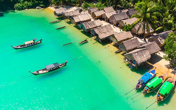 Vue aérienne d'un village dans le parc national Mu Ko Surin, en Thaïlande