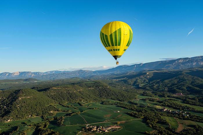 une montgolfière survole les vignes