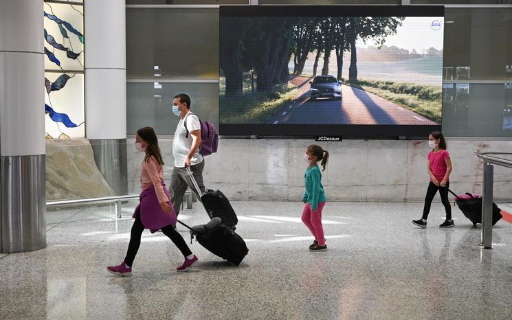 Des touristes dans un aeroport asiatique