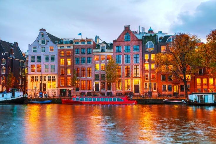 Vue sur la ville d'Amsterdam avec la rivière Amstel