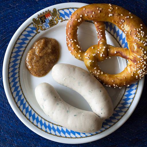 Weißwurst saucisse blanche dans une assiette bleue avec un bretzel